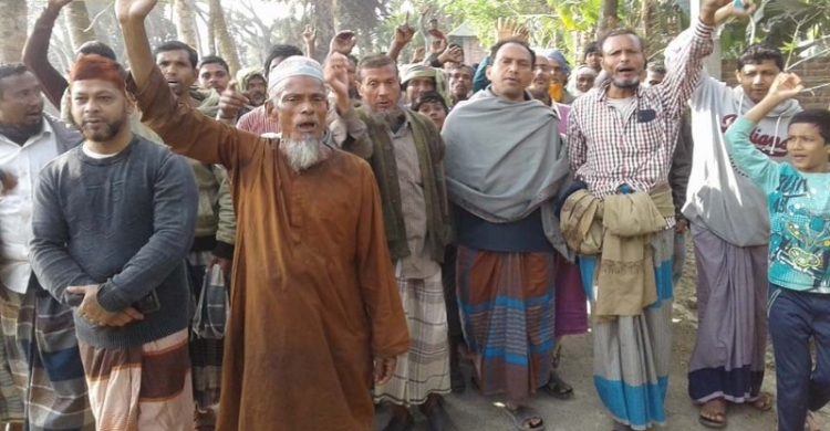 মঠবাড়িয়ায় গবাদি পশু বেঁধে পালার দাবিতে কৃষকদের মিছিল সমাবেশ