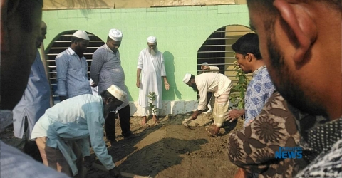 মসজিদের কিনারায় বাবা মায়ের পাশে চিরনিদ্রায় শায়িত মল্লিক মোহাম্মদ আইউব