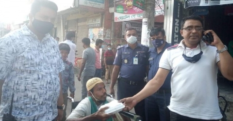 অসহায় রোজাদারদের ইফতার দিলেন বরগুনা সদর থানার ওসি