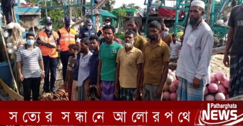 <small>নিষেধাজ্ঞা অমান্য করে মাছ শিকার</small>  পাথরঘাটায় ৩৭ জেলেসহ তিন ট্রলার জব্দ