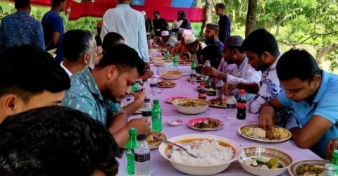 তালতলীতে করোনাকালে স্বাস্থ্যবিধি উপেক্ষা করেন থানায় প্রীতিভোজ