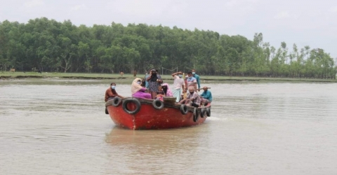 পাথরঘাটায় ১৫ টাকার খেয়া ভাড়া ১০০ টাকা, মানা হচ্ছে না স্বাস্থ্য বিধি