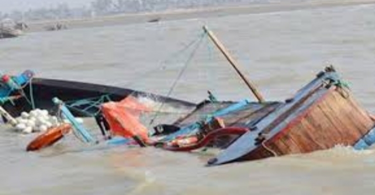 বঙ্গোপসাগরে ঝড়ে পাথরঘাটার ট্রলার ডুবি, এক জেলের মৃত্যূ, আহত ৫