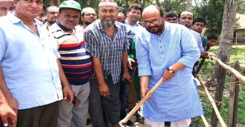 সুপেয় পানির পাইপ লাইন স্থাপনের মঠবাড়িয়া কাজ শুরু