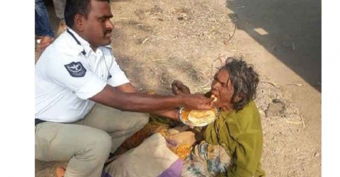 বৃদ্ধাকে হাতে তুলে খাওয়ালেন এই ট্রাফিক পুলিশের সদস্য!