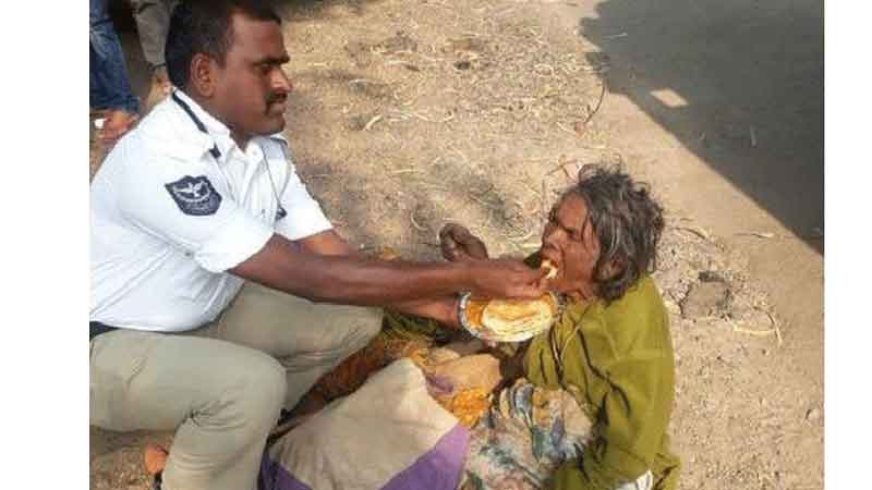 ট্রাফিক পুলিশের বৃদ্ধাকে খাওয়াচ্ছেন