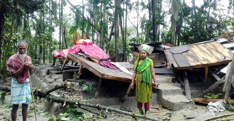 টর্নেডোতে উড়ে গেল অর্ধশতাধিক ঘরবাড়ি