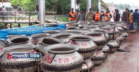 ভাণ্ডারিয়ায় কোস্টগার্ডের অভিযানে পাথরঘাটার ৮২ লাখ চিংড়ি রেনু পোনা আটক