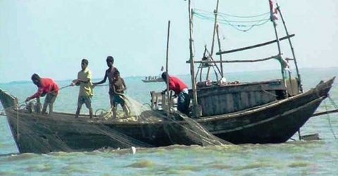 বঙ্গোপসাগরে মাছ ধরা নিষেধাজ্ঞা প্রত্যাহারে আলটিমেটাম