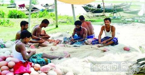 একমাস না পেরুতেই অভাবের বেড়াজালে দিশেহারা বরগুনার জেলেরা।