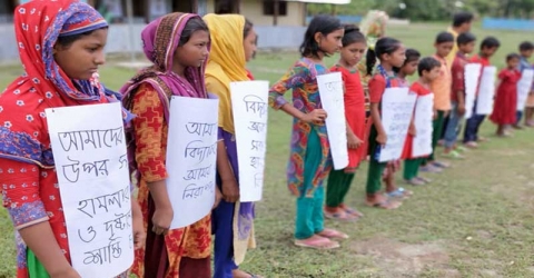 কলাপাড়ায় শিক্ষকদের উপর হামলার প্রতিবাদে মানববন্ধন