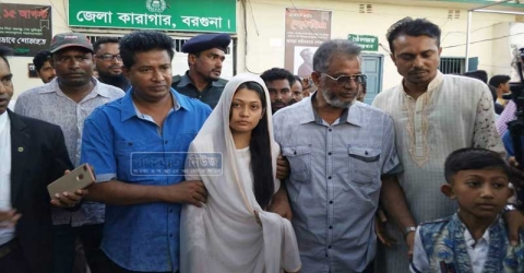 বরগুনায় মিন্নির পরিবারে পুলিশ আতঙ্ক, প্রধানমন্ত্রীর হস্তক্ষেপ কামনা