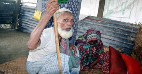 ৫ ছেলের প্রতারণায় বৃদ্ধ বাবা-মায়ের ঠাই গোয়াল ঘরে