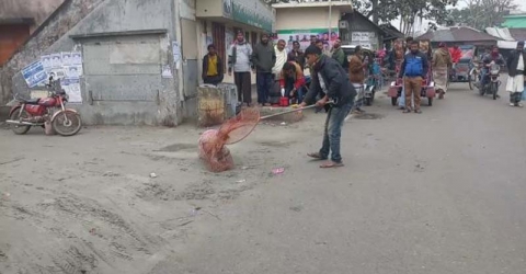 জলাতঙ্ক নির্মূলের লক্ষ্যে বরগুনার পাথরঘাটায় কুকুর ধরে-ধরে টিকাদান কার্যক্রম চলছে।