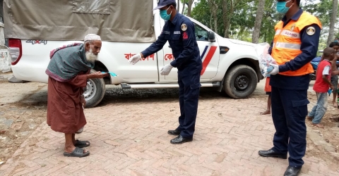 উপকূলীয় এলাকায় মাস্ক বিতরণ করেছে বিসিজি স্টেশান কোষ্টগার্ড পাথরঘাটা