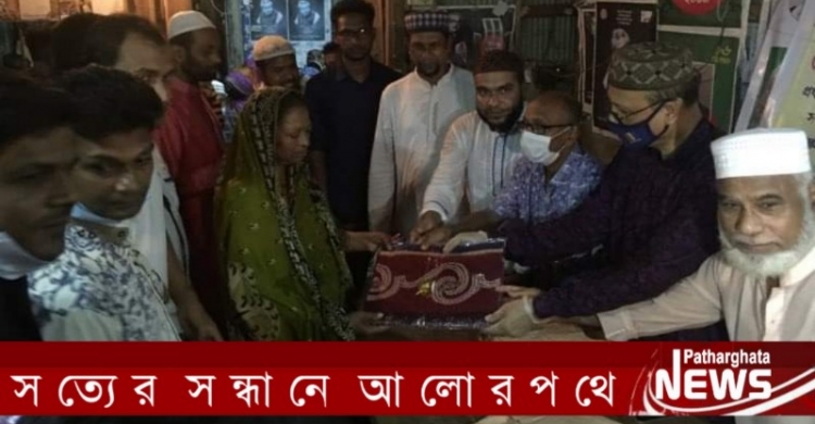 প্রধানমন্ত্রীর জন্মদিন উপলক্ষে পাথরঘাটায় অসহায় পরিবারের মাঝে বস্ত্র ও গাছের চারা বিতরণ