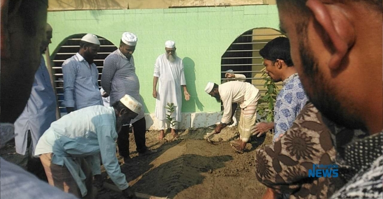 মসজিদের কিনারায় বাবা মায়ের পাশে চিরনিদ্রায় শায়িত মল্লিক মোহাম্মদ আইউব